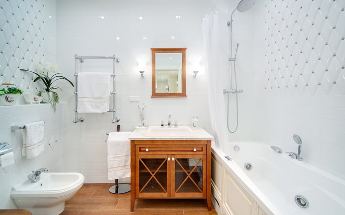 klassieke badkamer in witte tinten