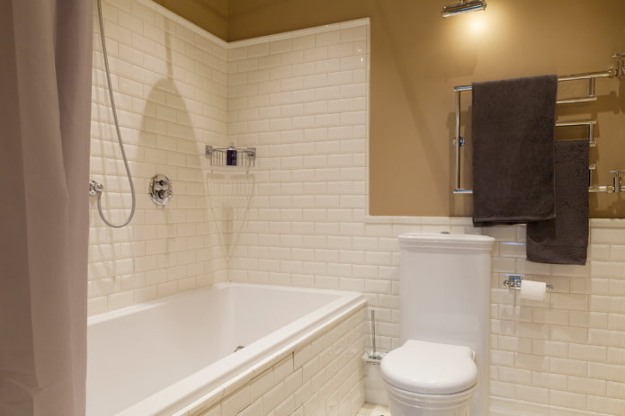 badkamerinterieur in witte en bruine tinten