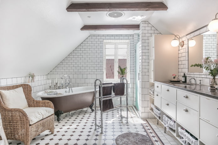 witte badkamer in Proven?aalse stijl