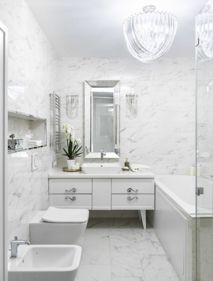 witte badkamer in een klassieke stijl