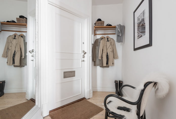 witte voordeuren in het interieur