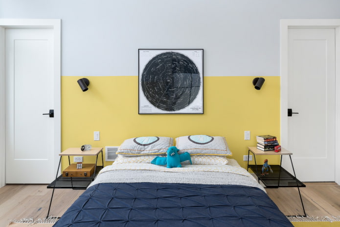 witte deuren met zwarte handgrepen in het interieur