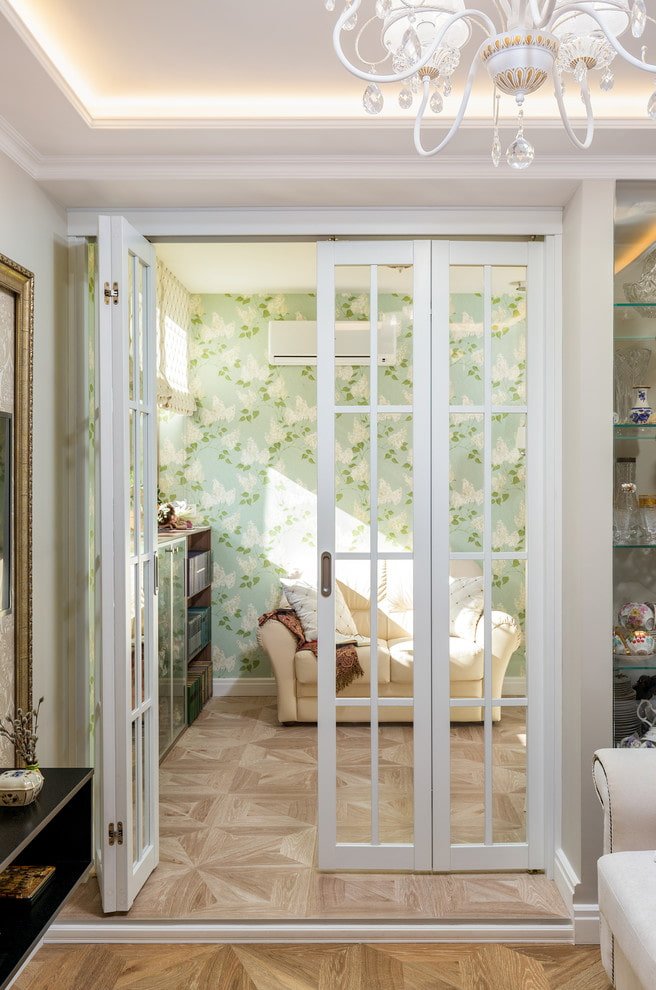 witte vouwdeuren in het interieur