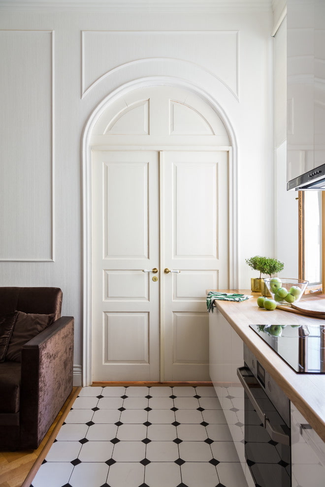 witte dubbele deuren in het interieur