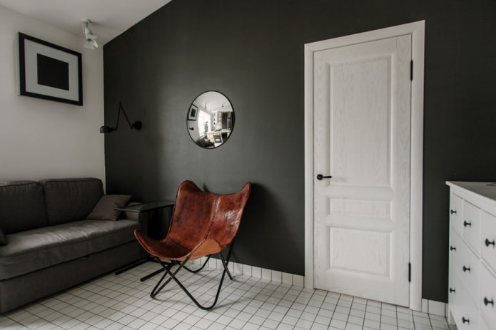 witte houten deuren in het interieur