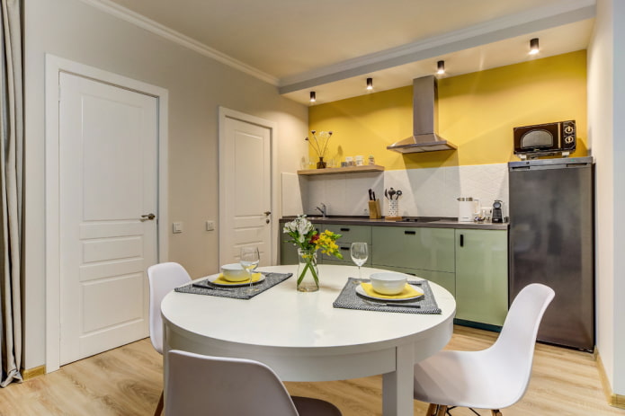 witte deuren in het keukeninterieur