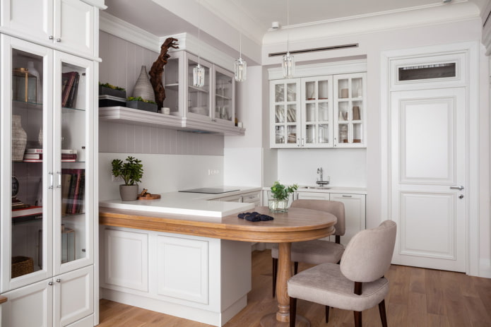 witte deuren in het keukeninterieur