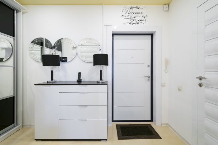 witte deuren met witte muren in de interieur