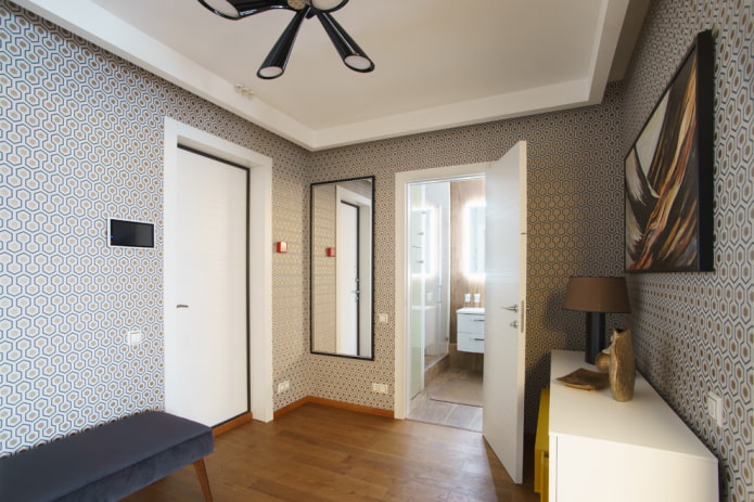 witte deuren met een bruine vloer in het interieur