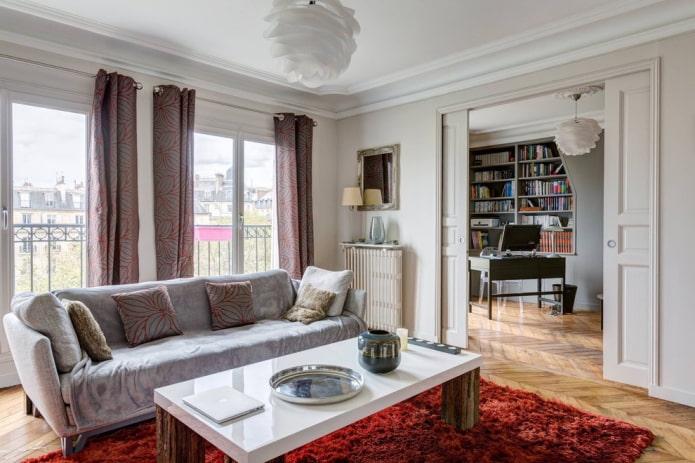 witte schuifdeuren in het interieur