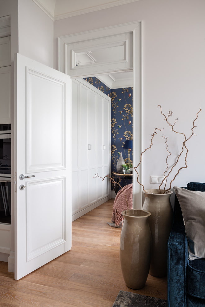draaiende witte deuren in het interieur