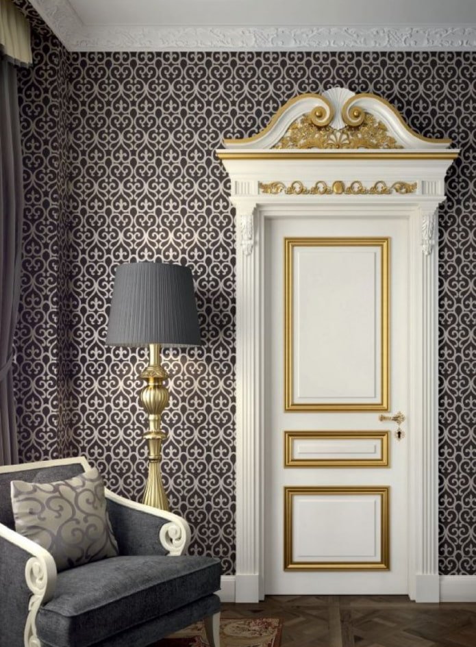 witte en gouden deuren in het interieur