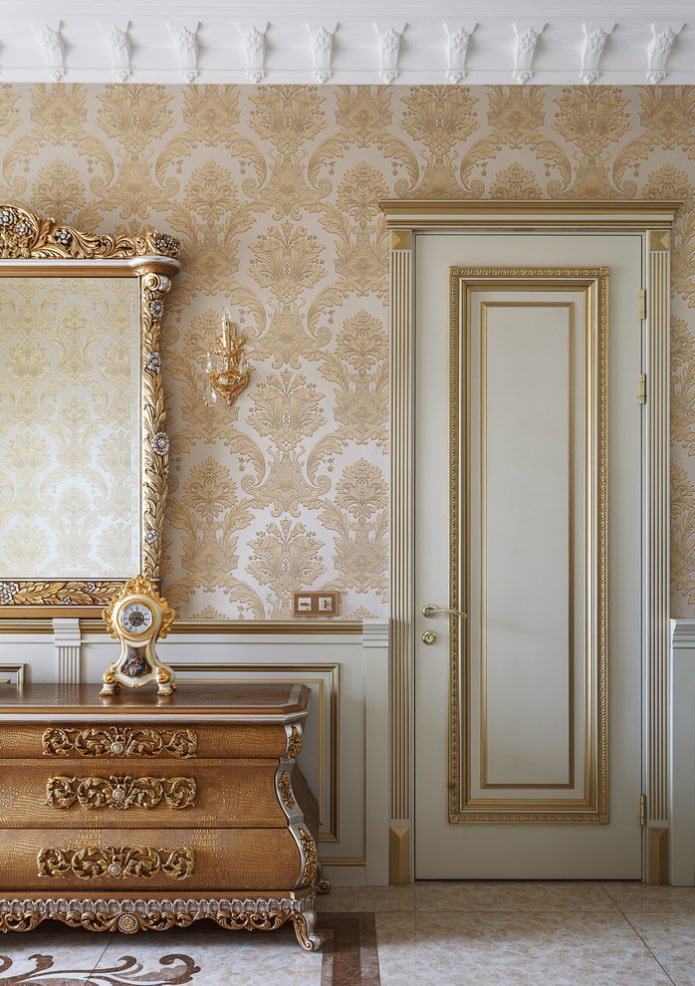 witte en gouden deuren in het interieur