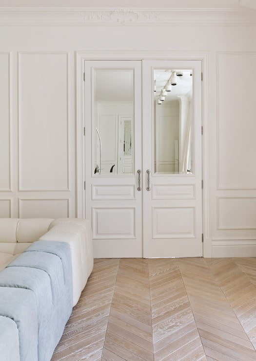 witte deuren met spiegels in het interieur