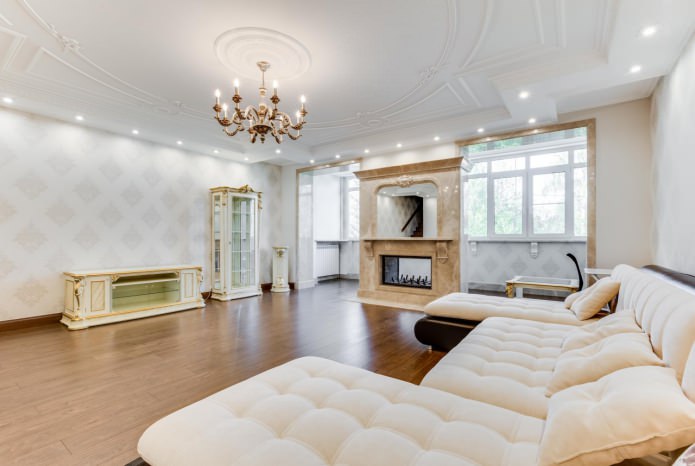 woonkamer in een klassieke stijl met wit behang