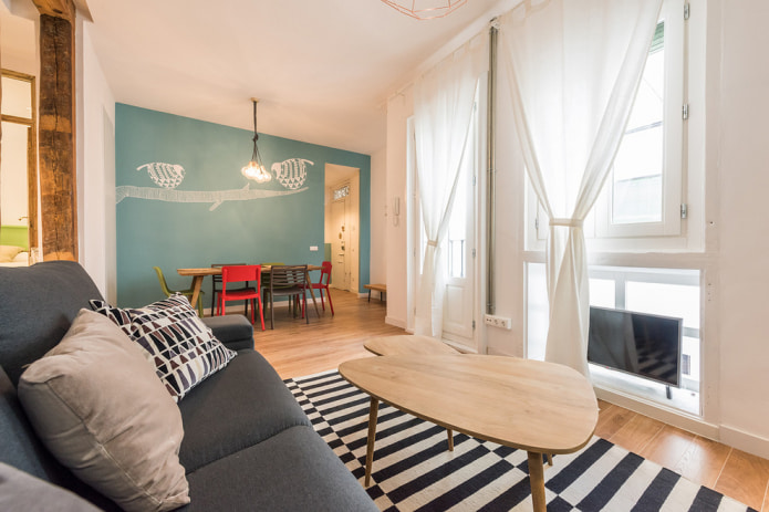 woonkamer met witte gordijnen