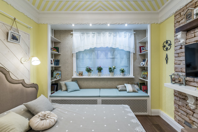 Korte gordijnen in een kinderkamer met een alkoof