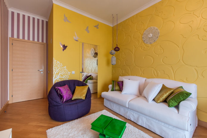 kleine kamer met een bank