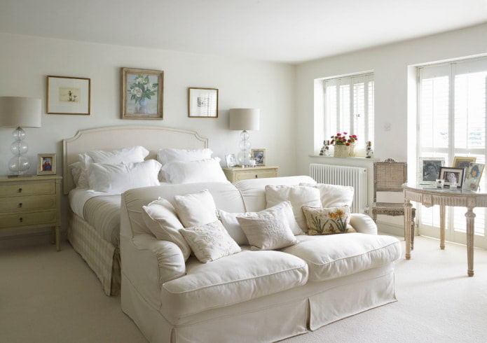 witte bank in de slaapkamer