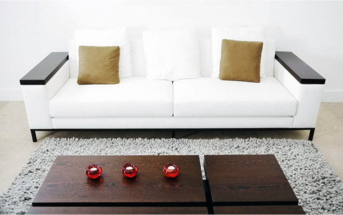Bank met houten armleuningen