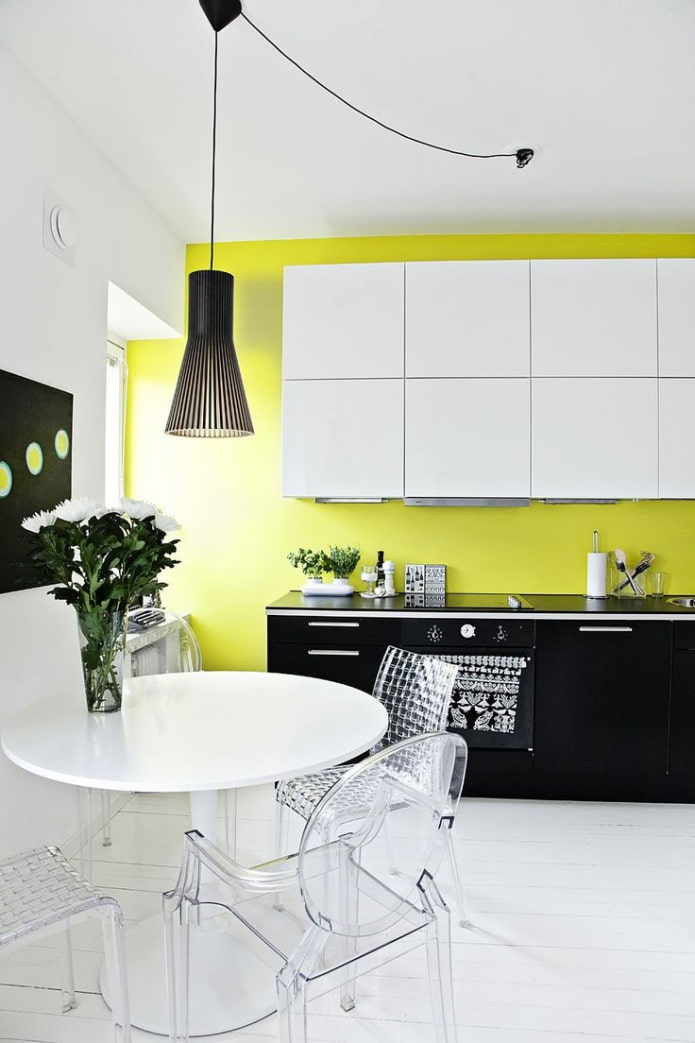 witte keuken met geel