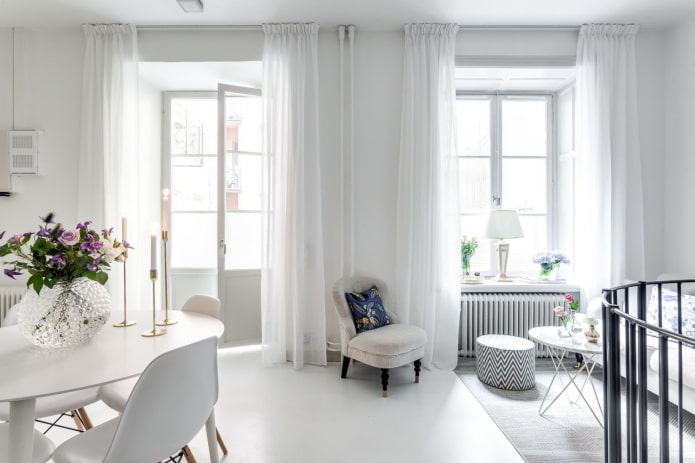witte gordijnen in de woonkamer