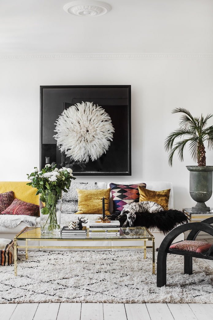 prints in een witte woonkamer