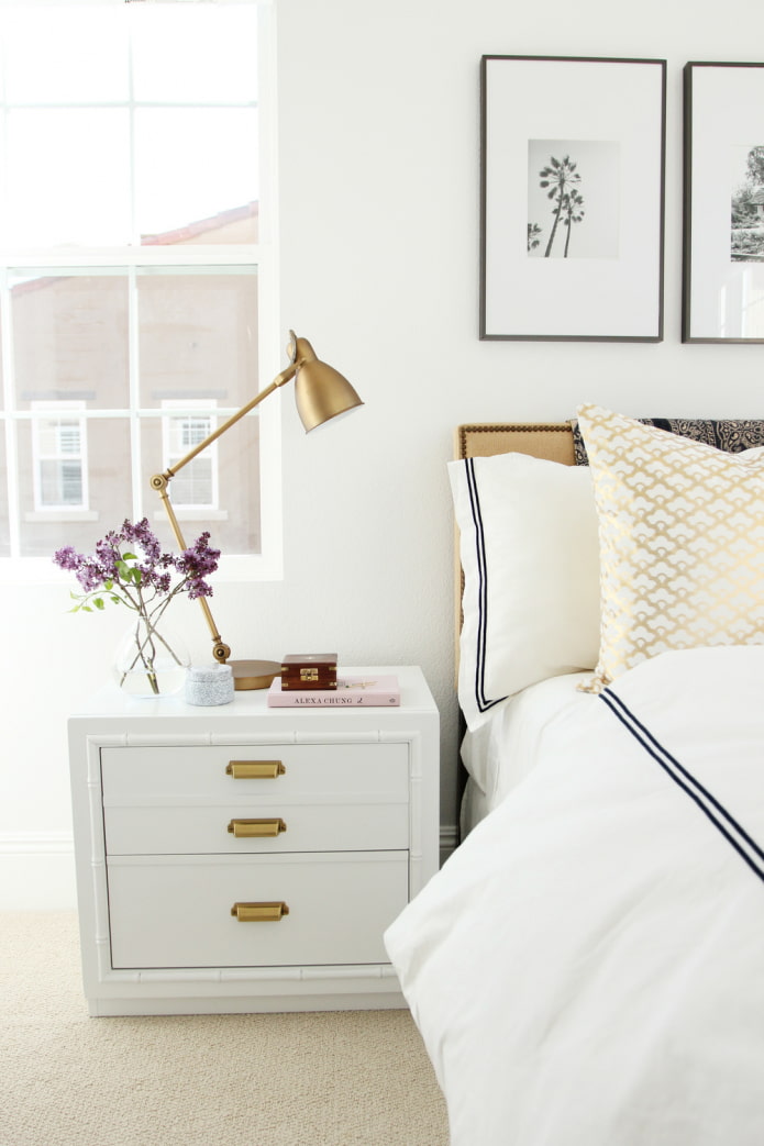gouden accenten in een witte slaapkamer