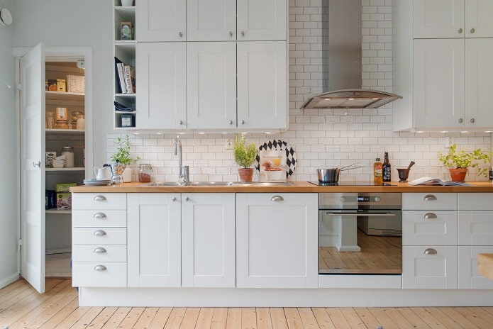 witte baksteen in het interieur van de keuken