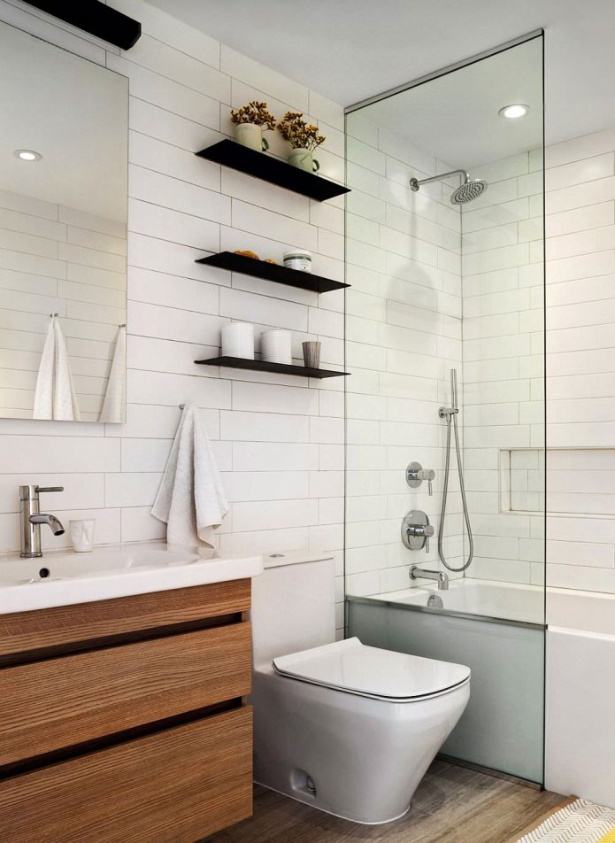 witte baksteen in het interieur van de badkamer