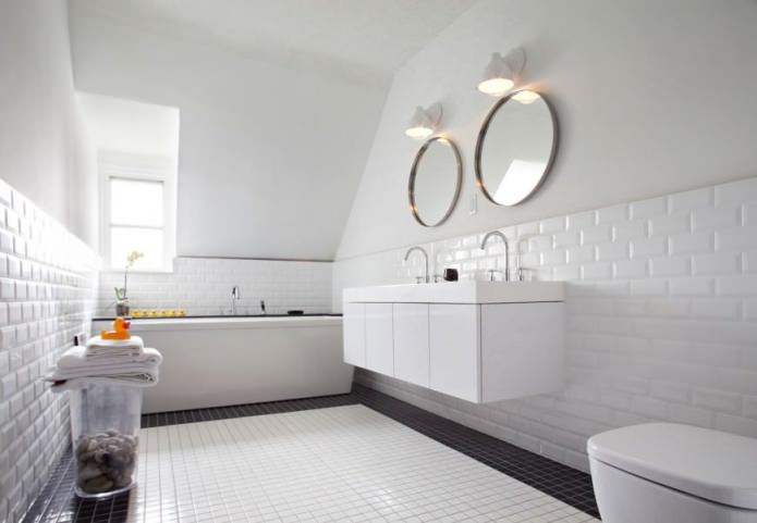 witte baksteen in het interieur van de badkamer