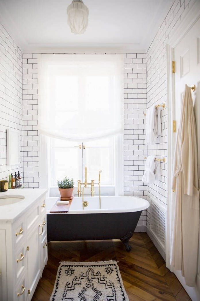 witte baksteen in het interieur van de badkamer