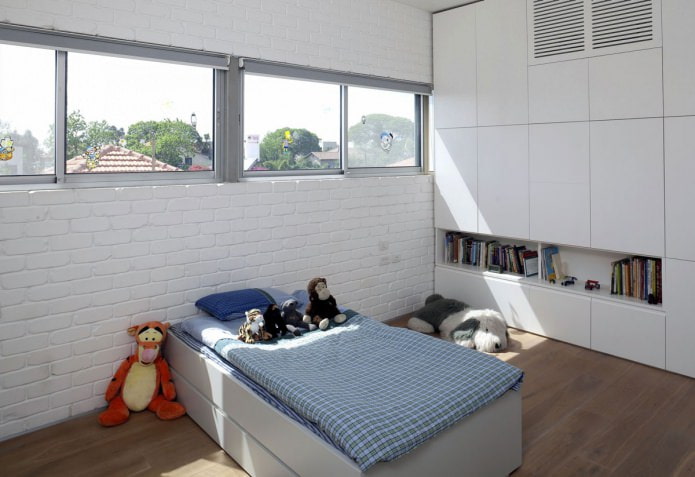 witte baksteen in het interieur van de kinderkamer