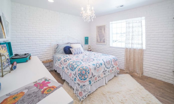 witte bakstenen muur in de slaapkamer
