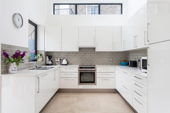 witte vierkante keuken met een contrasterende schort