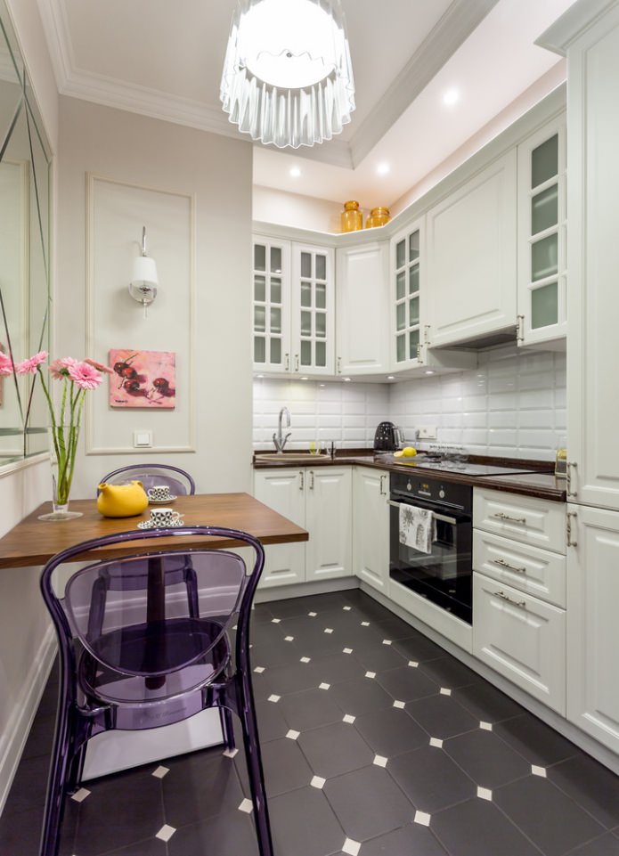 verlichting in de keuken met een witte set