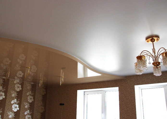 spannen plafond met een combinatie van witte en beige kleuren