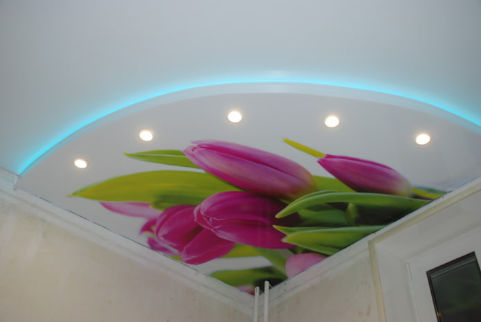 wit spanplafond met bloemen