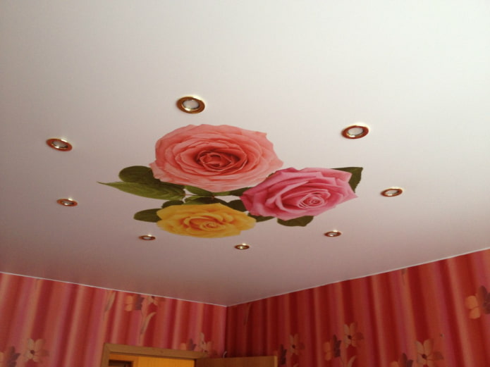 wit spanplafond met bloemen