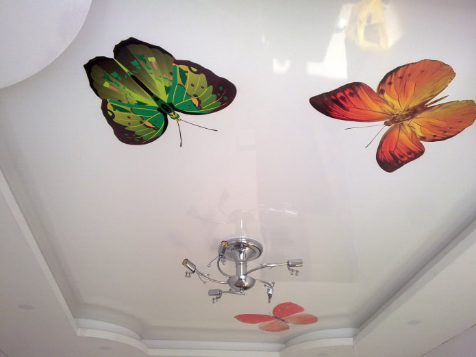 wit spanplafond met vlinders