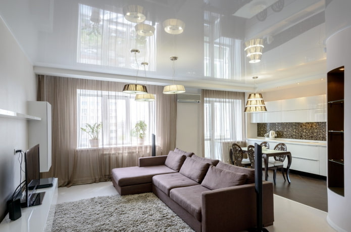 wit spanplafond in het interieur van de woonkamer