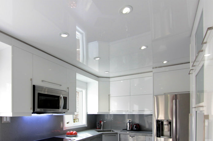 wit spanplafond in het keukeninterieur