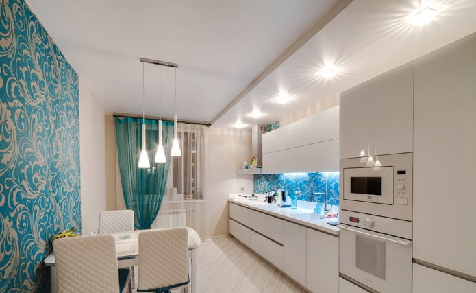 wit spanplafond in het keukeninterieur
