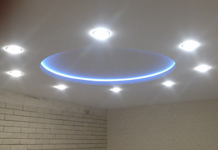witte spanplafondstructuur met achtergrondverlichting