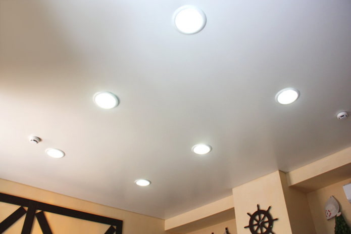 wit spanplafond met spots