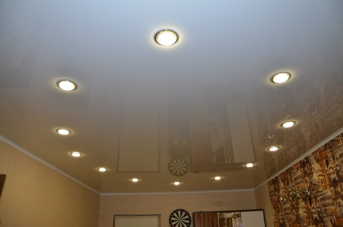 wit spanplafond met spots