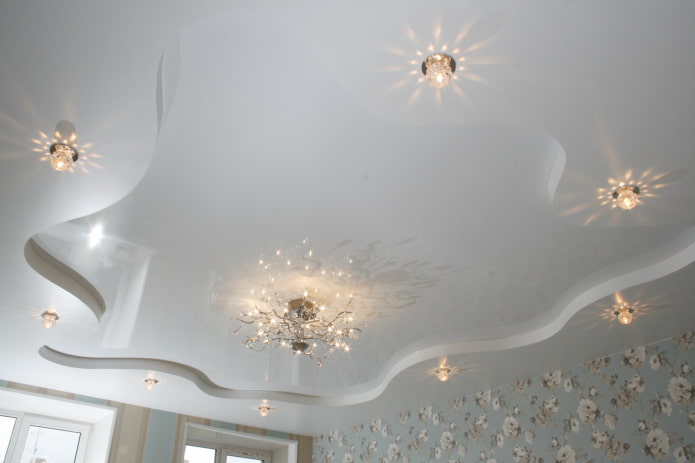 wit gefigureerd spanplafond