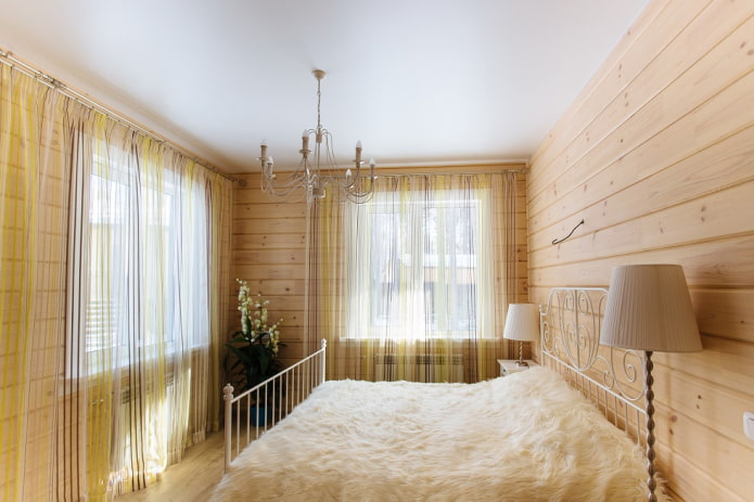 wit spanplafond in de slaapkamer