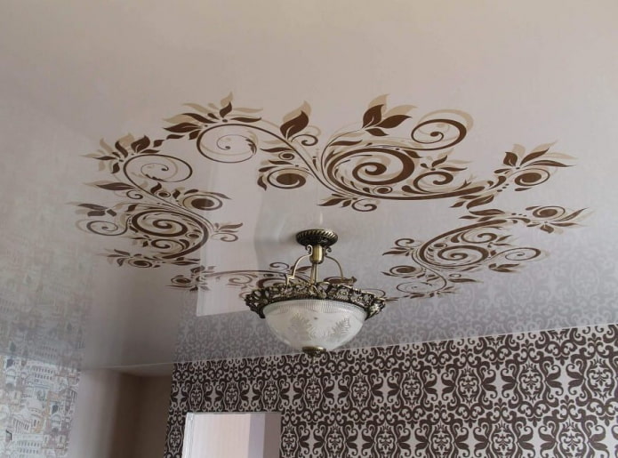 wit spanplafond met een kroonluchter