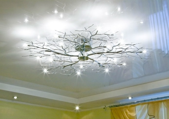 wit spanplafond met een kroonluchter